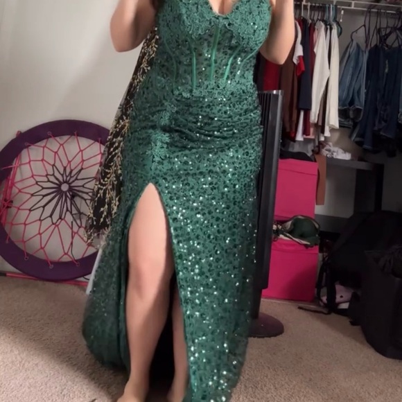 Elegant Green Sequin Evening Gown Prom Dress - Picture 3 of 5